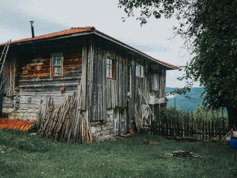 Reprise du faîtage descellé au sommet de la toiture d'une maison ancienne du bourg de Communay
