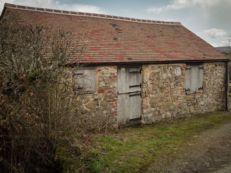 Charpente ancienne en bois sous la couverture d'une dépendance de carrier en pierre à Couzon-au-Mont-d'Or