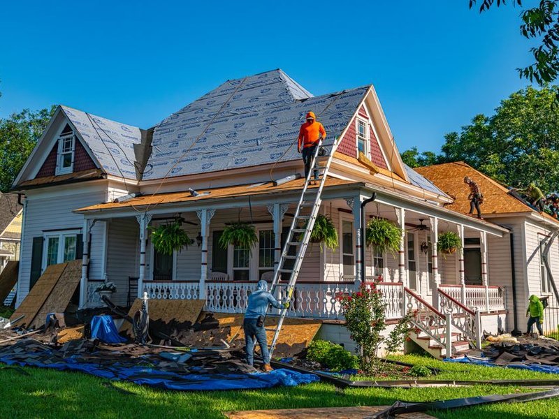 Réfection d'une toiture de pavillon à Craponne, dépose de la couverture et reprise du support