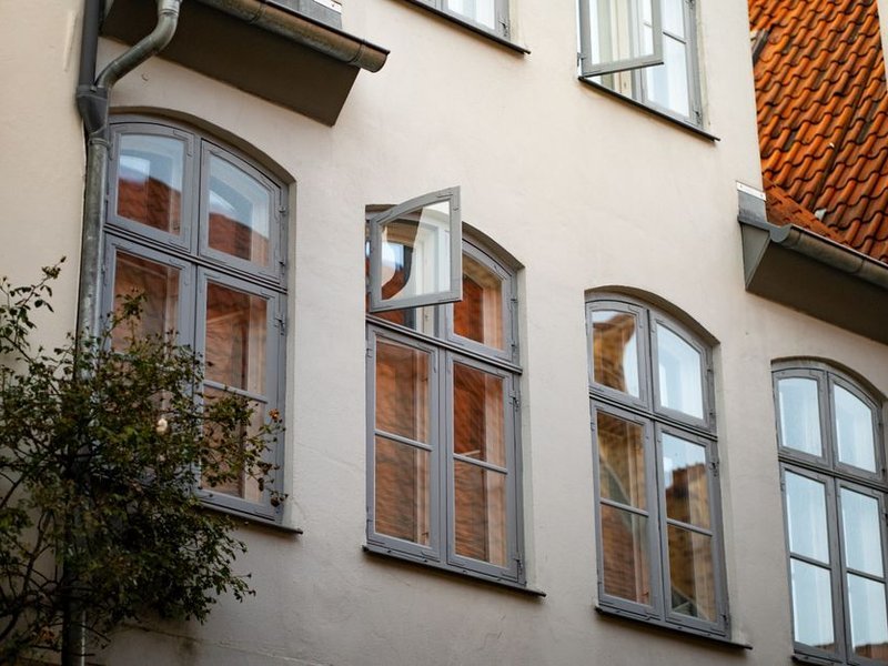 Gouttières en zinc reprises le long de la façade d'un bâtiment à Craponne