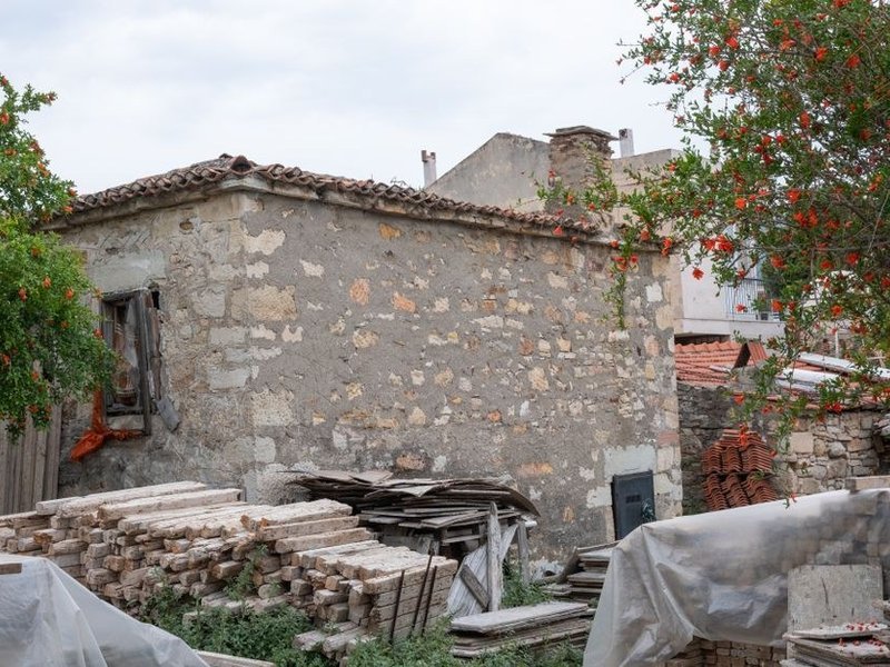 Réfection d'une toiture en tuile sur une maison en pierre dorée du vieux bourg de Curis-au-Mont-d'Or, tuiles triées et teinte du village respectée