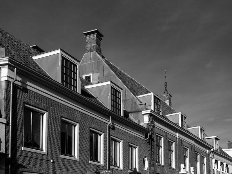 Souches de cheminée et zinguerie des toitures alignées d'un secteur résidentiel de Dardilly
