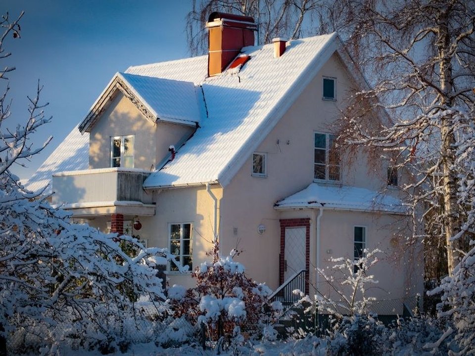 Toiture chargée de neige d'une maison isolée du plateau de Duerne, exposée au vent et au gel des hauteurs