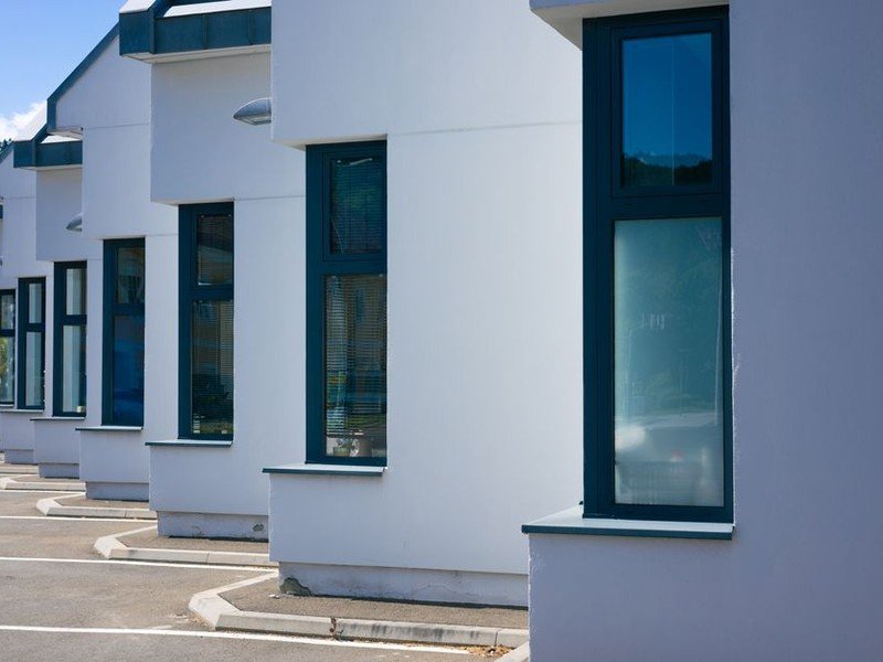 Villa contemporaine d'architecte à toit plat à Écully, toit-terrasse à l'étanchéité soignée et acrotère épuré