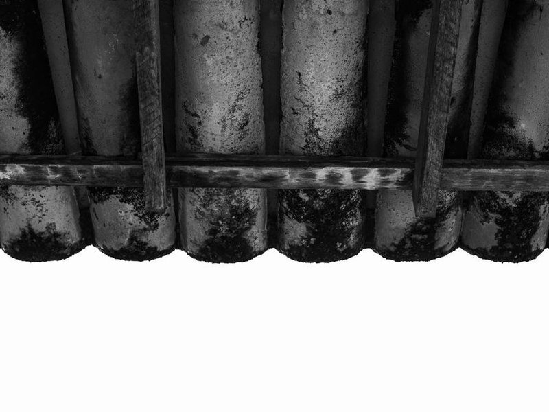 Tuiles de faîtage d'une toiture exposée au vent du couloir rhodanien à Feyzin