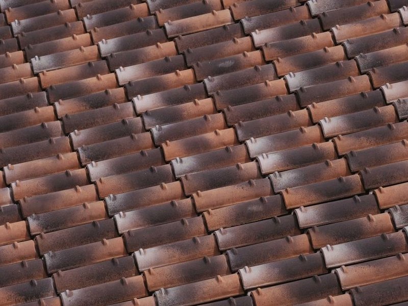 Toiture en tuiles d'un pavillon de Feyzin exposée aux rafales du couloir rhodanien du sud-est lyonnais