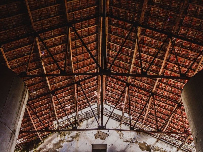 Reprise ponctuelle d'un chevron de charpente bois noirci par l'humidité de la Saône sous la couverture déposée d'une maison ancienne à Fontaines-sur-Saône