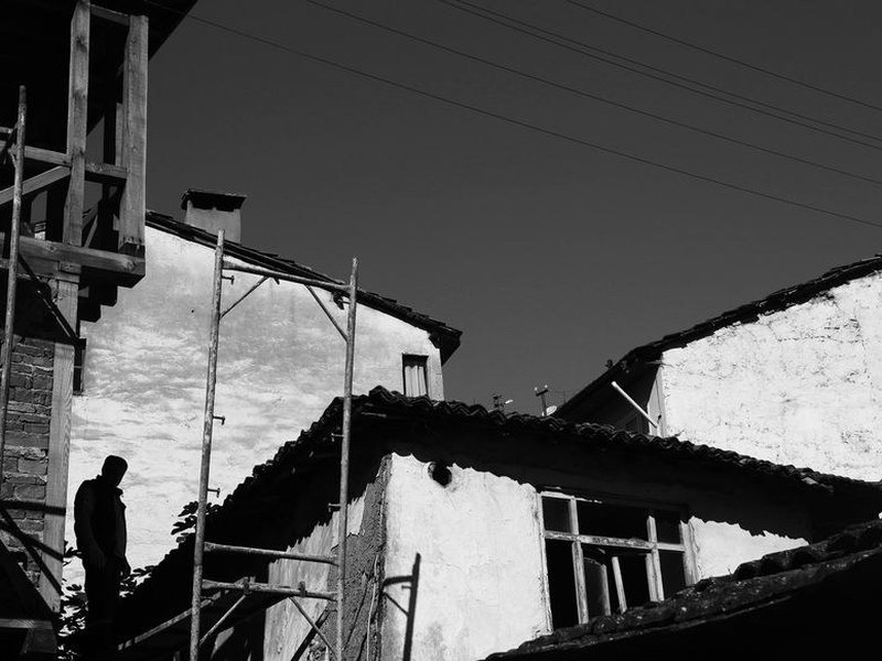 Chantier de réfection sur des immeubles anciens de coteau à La Mulatière, échafaudage en site pentu