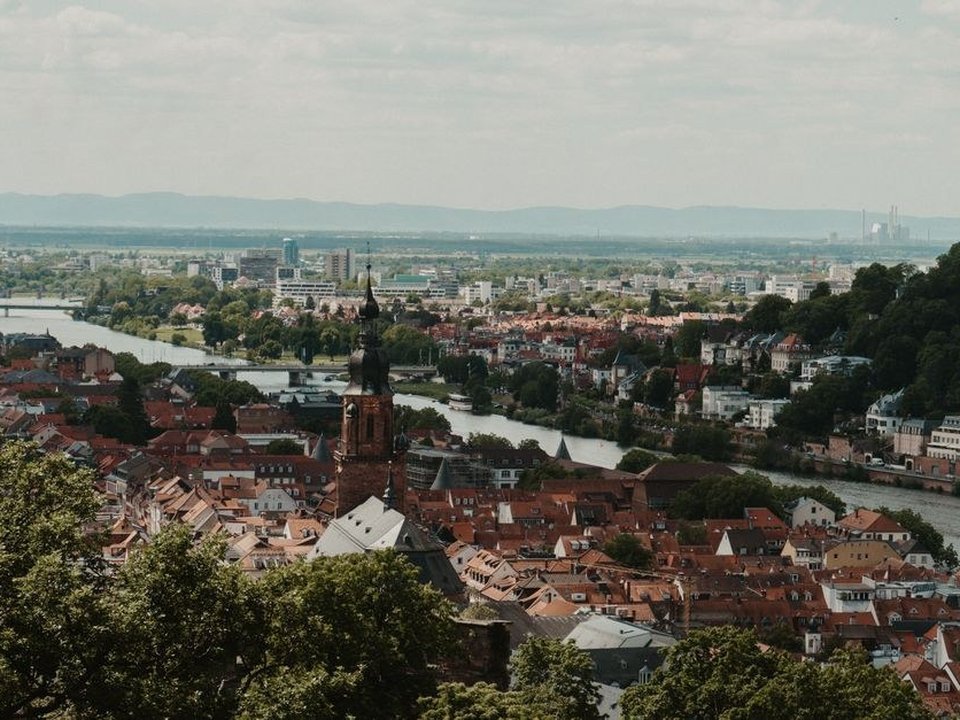 Toitures serrées et mitoyennes des immeubles anciens accrochés au coteau escarpé de La Mulatière, dominant le confluent du Rhône et de la Saône