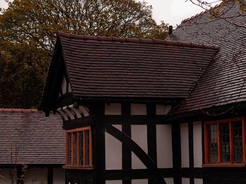 Charpente ancienne d'une ferme en pierre dorée du village perché de Limonest, bois d'origine conservé sous la couverture restaurée