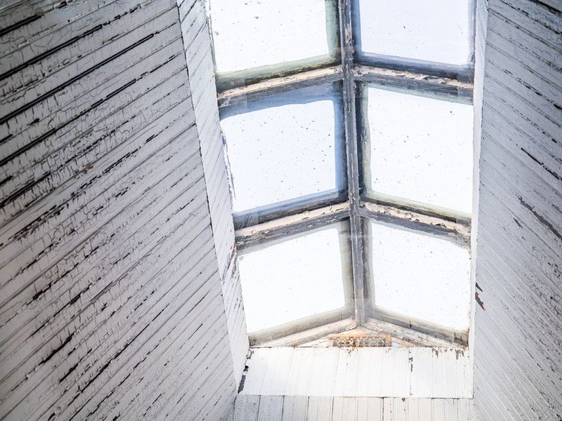 Chéneau encaissé en zinc et verrière d'ancien atelier de soierie repris sur le toit d'un immeuble de canuts à la Croix-Rousse