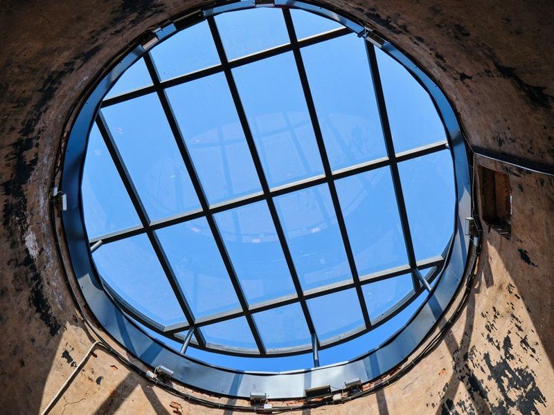 Fuite au niveau d'une verrière d'ancien atelier de canut sur le comble mansardé d'un immeuble de la Croix-Rousse avant réfection