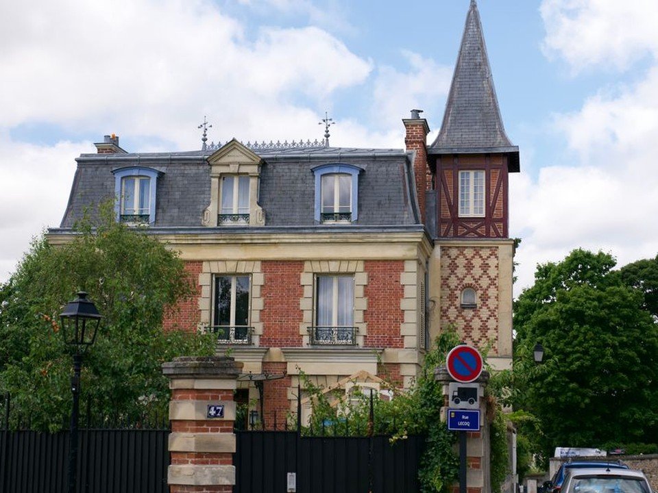 Couvreur intervenant sur le comble mansardé d'un immeuble de canuts de la Croix-Rousse à Lyon 4e