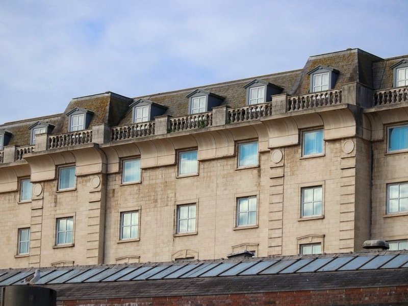Lucarne ornée à fronton et habillage zinc ouvragé repris sur le brisis d'un immeuble haussmannien de Lyon 6e