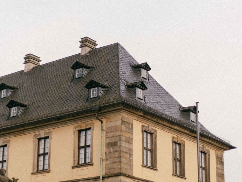 Lucarnes et comble à la Mansart d'un immeuble haussmannien de Lyon 6e, raccords de zinguerie à surveiller