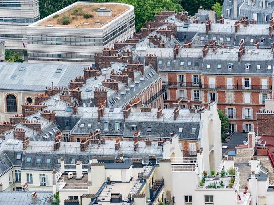 Toits en zinc et combles à la Mansart des immeubles haussmanniens du 6e à Lyon, secteur des Brotteaux
