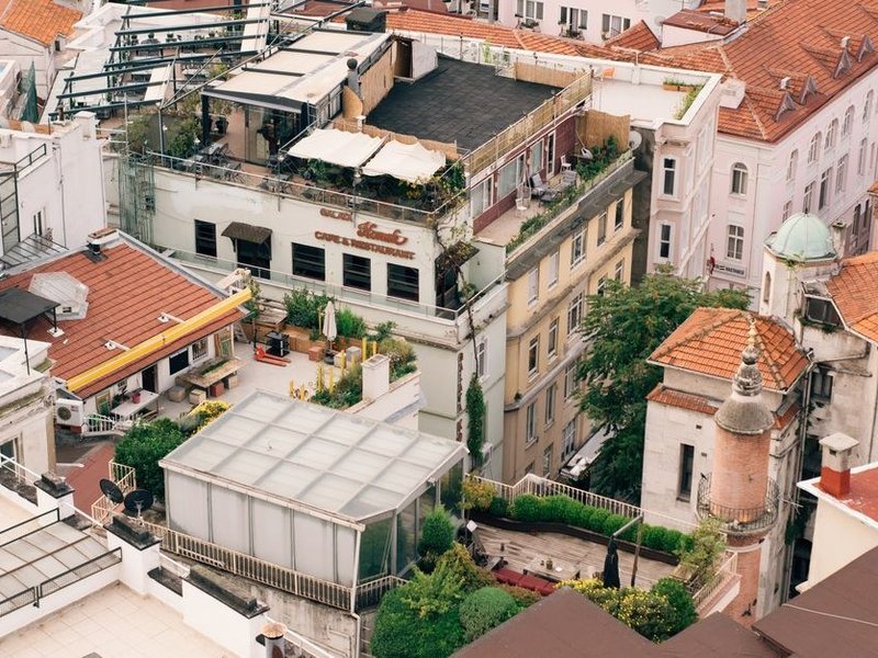 Réfection de l'étanchéité d'un toit-terrasse plat d'un immeuble récent de Gerland à Lyon 7, membrane et relevé d'acrotère