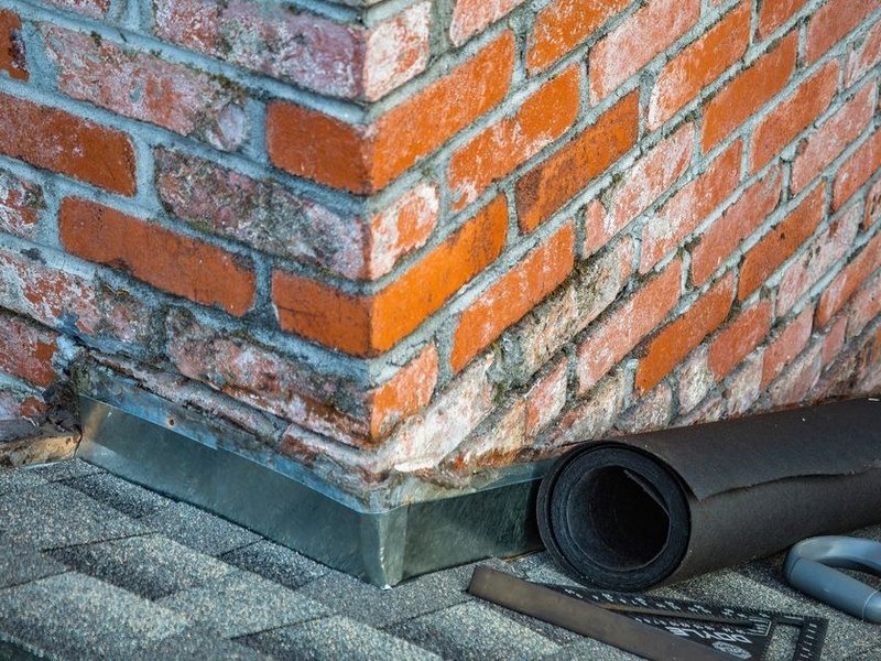 Infiltration au niveau d'un solin sur une toiture ancienne du bourg de Messimy avant réfection