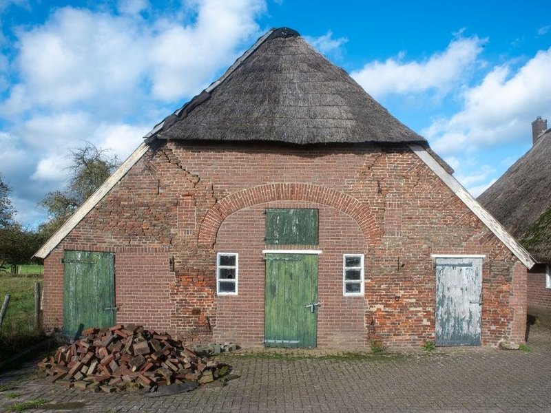 Dépendance ancienne en brique d'une maison vigneronne de Millery dont la toiture et les raccords sont à reprendre