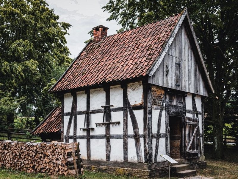 Contrôle de la charpente bois d'une ancienne ferme du bourg de Mions lors de la reprise de la couverture
