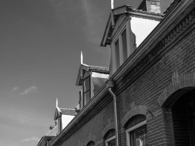 Toits serrés et gouttières du vieux village de Montrottier, zinguerie à reprendre