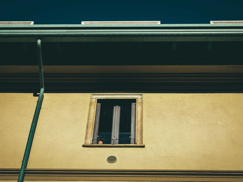 Zinguerie et gouttière reprises le long de la façade d'une maison ancienne à Mornant