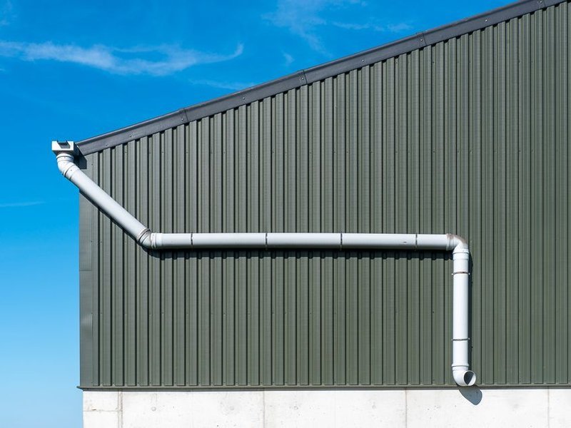 Descente et gouttière en zinc refaites sur un bâtiment de Neuville-sur-Saône exposé à l'humidité de la Saône