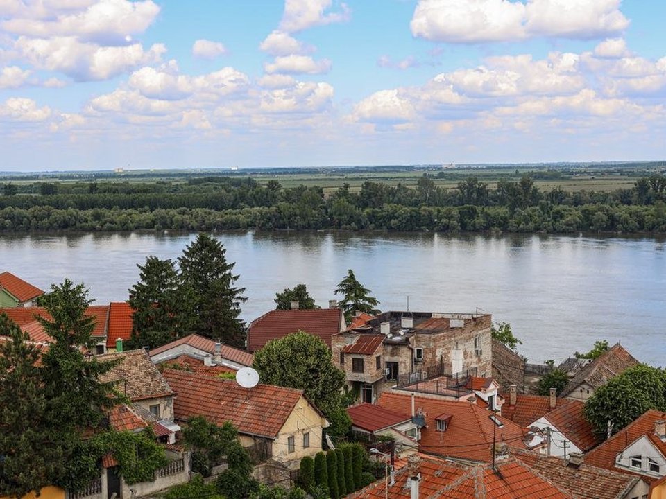 Couvreur déposant la tuile d'une maison de mariniers accolée du centre ancien de Neuville-sur-Saône, façade tournée vers le quai de Saône