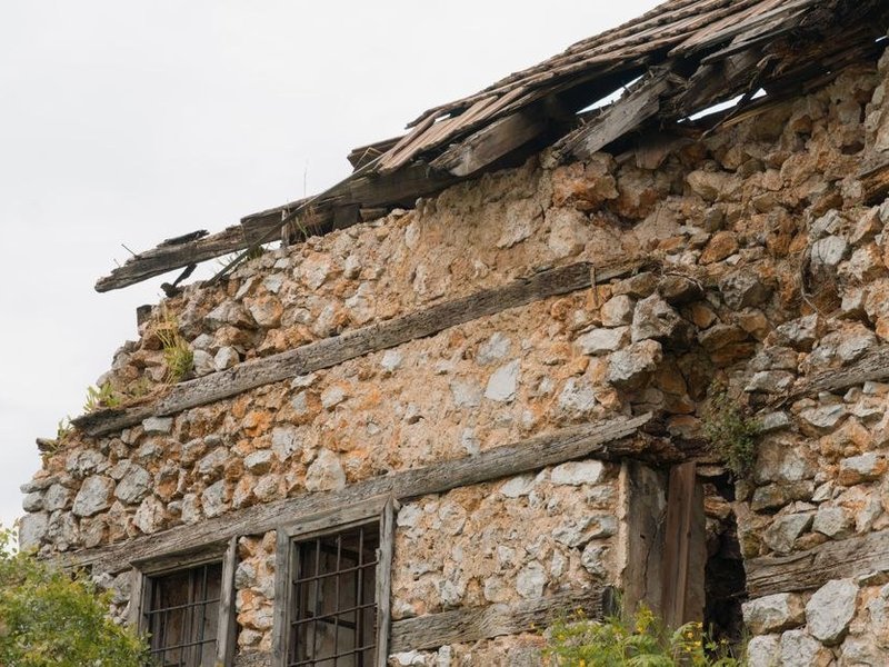 Recherche d'une fuite au faîtage après un coup de vent sur une toiture d'altitude à Poleymieux-au-Mont-d'Or