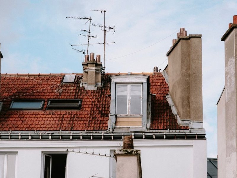 Souche de cheminée et gouttières d'une maison de bourg de Pollionnay, zinguerie à reprendre près du coteau