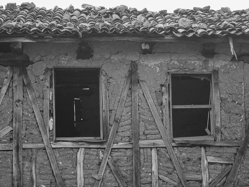 Ancienne maison de vigneron en pierre du Mont d'Or à Saint-Cyr-au-Mont-d'Or, pans de bois et couverture anciens à reprendre
