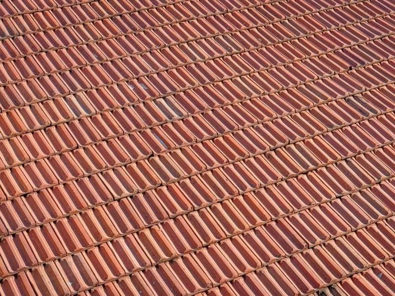 Réfection complète d'une toiture en tuiles de terre cuite sur une maison ancienne du vieux bourg de Saint-Genis-Laval, dépose des tuiles et pose d'un écran sous-toiture