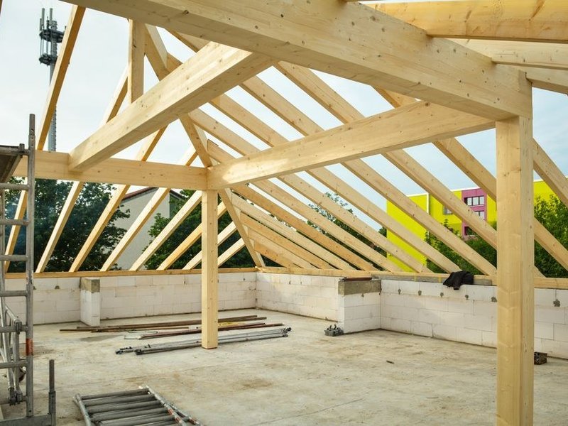 Reprise de la charpente traditionnelle en bois, pannes et chevrons, d'une maison de caractère de Saint-Genis-Laval avant la pose d'une couverture neuve