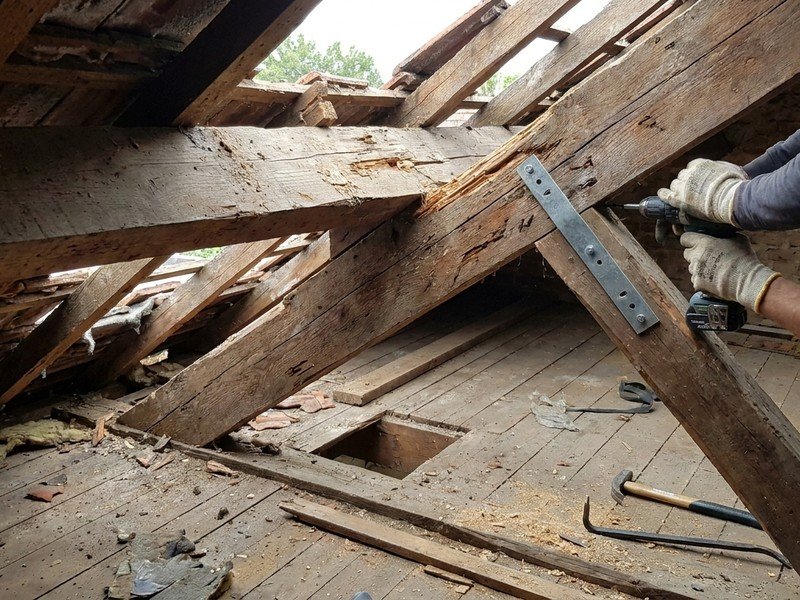 Reprise ponctuelle d'un chevron de charpente abîmé par l'humidité sous la couverture déposée d'un pavillon à Saint-Priest