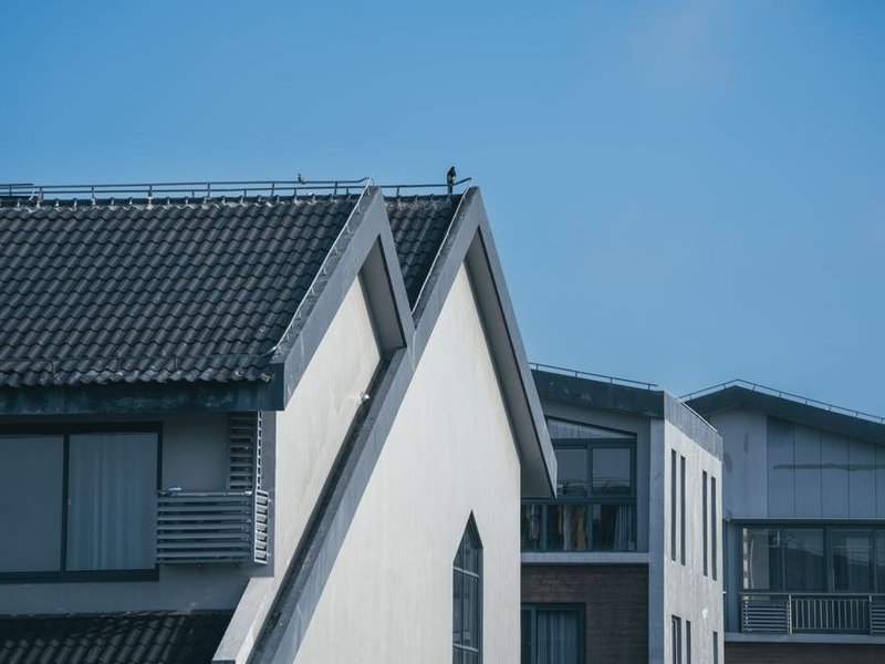Toitures à plusieurs pans de logements à Sathonay-Camp, noues et raccords à surveiller