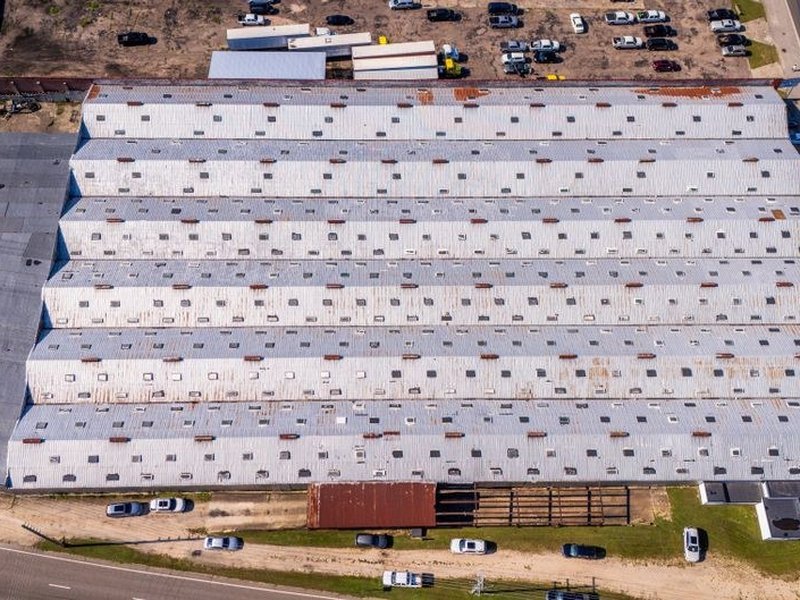 Étanchéité refaite sur le toit plat d'un bâtiment de parc d'activité à Sérézin-du-Rhône, en bord de nationale