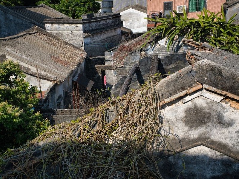 Reprise du faîtage descellé au sommet d'une maison mitoyenne du cœur ancien de Simandres