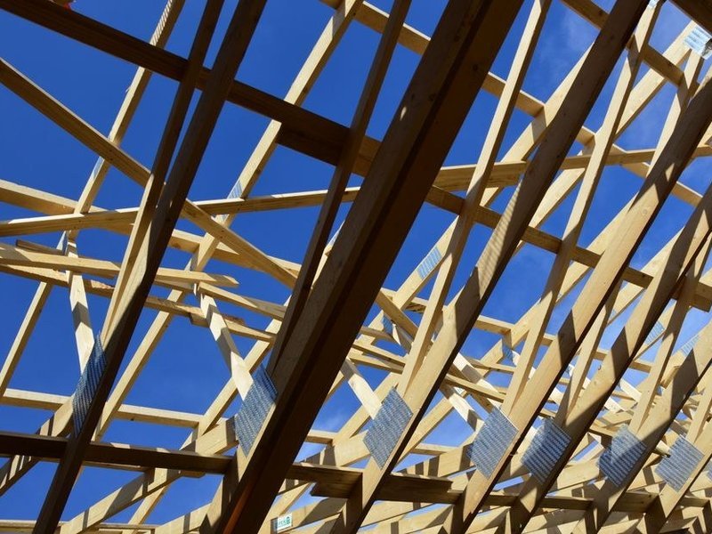 Charpente traditionnelle contrôlée sous les tuiles d'une maison ancienne du bourg perché de Ternay