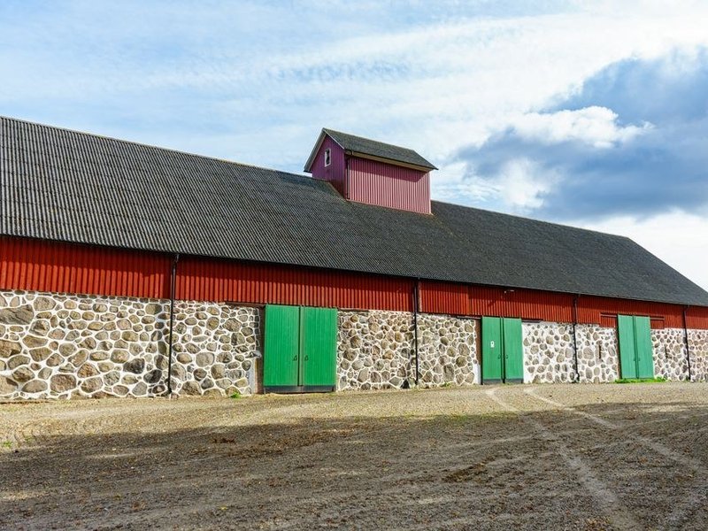 Contrôle de la grande toiture d'un hangar de stockage céréalier de la plaine de Toussieu, repérage des plaques et du faîtage