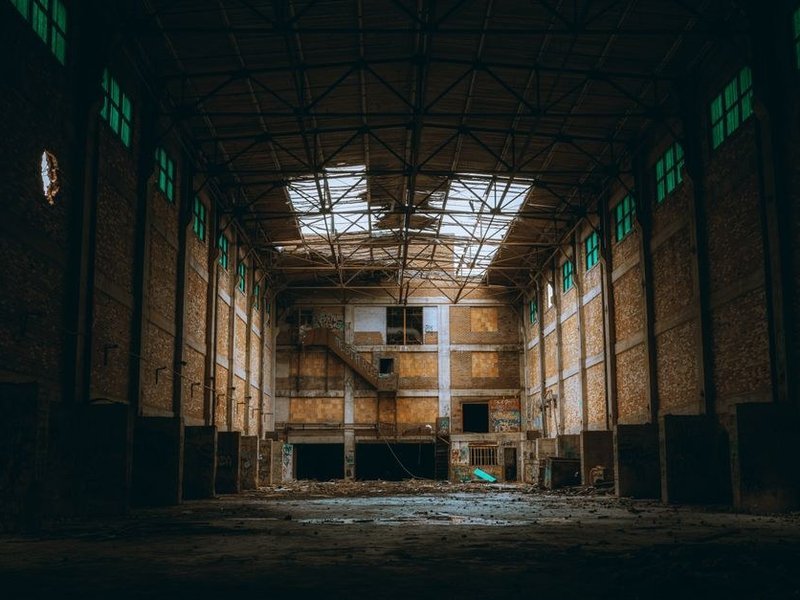 Réfection d'une toiture en shed sur une ancienne usine de soie TASE au Carré de Soie à Vaulx-en-Velin, reprise des vitrages nord et des chéneaux encaissés