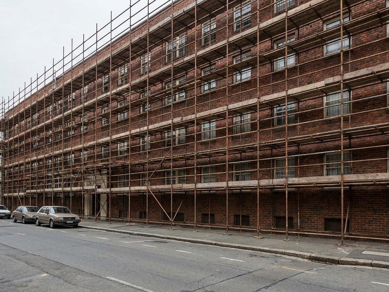 Échafaudage installé en rue étroite pour accéder au toit d'un immeuble à Villeurbanne