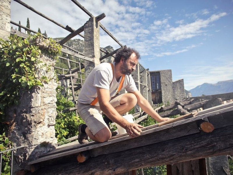 Un about de panne de charpente bois repris sur une grange ancienne de Vourles, la couverture déposée