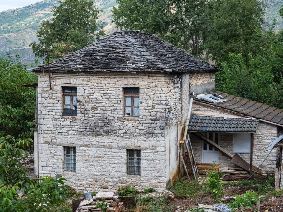 Maison de granit perchée d'Yzeron, toiture en tuile de pays avec arrêts de neige, entourée de la haute forêt des Monts du Lyonnais