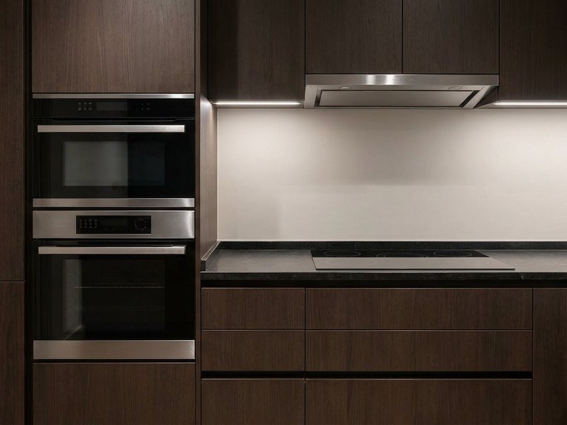 Électroménager intégré dans une cuisine équipée : four encastré et plaque de cuisson