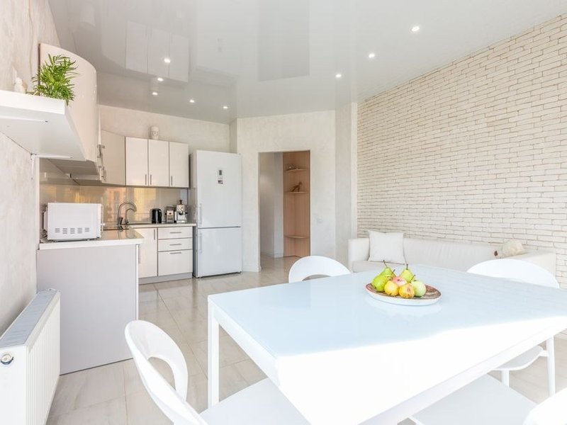 Cuisine compacte sur les quais d'Albigny-sur-Saône avec socle ventilé et caissons décollés du sol