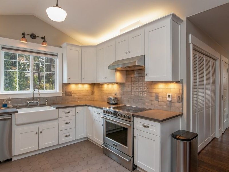 Cuisine sur mesure ajustée dans une maison de Bibost