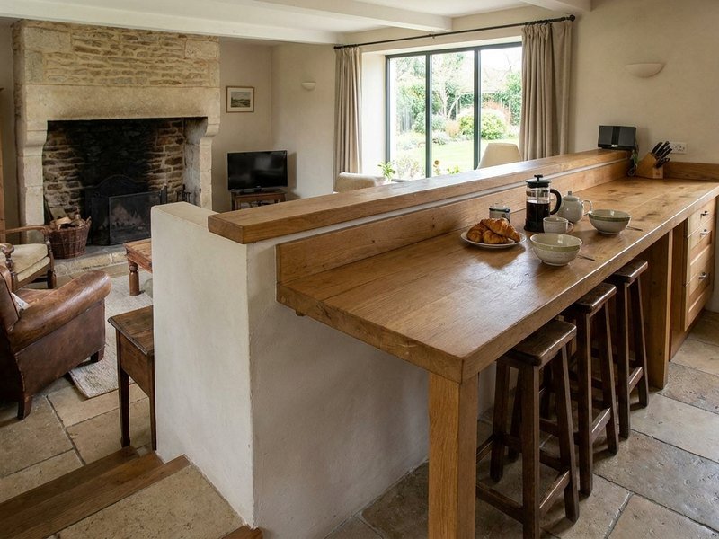 Muret transformé en plan snack entre une cuisine et un séjour décalés d'un demi-niveau dans une maison de Caluire