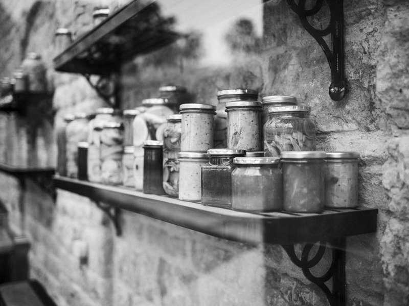 Office d'époque d'une demeure bourgeoise de l'ouest lyonnais remis en service en arrière-cuisine, rangements de réserve et coin lavage intégrés au projet sur-mesure