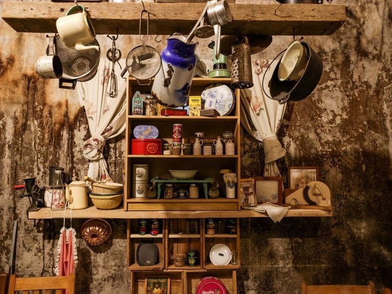 Cuisine de caractère d'une maison ancienne des quais de Collonges, aménagement sur mesure dans un volume patiné
