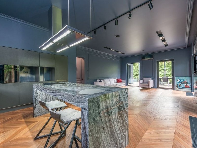 Cuisine ouverte sur le séjour et la terrasse après dépose du mur dans un pavillon de Corbas